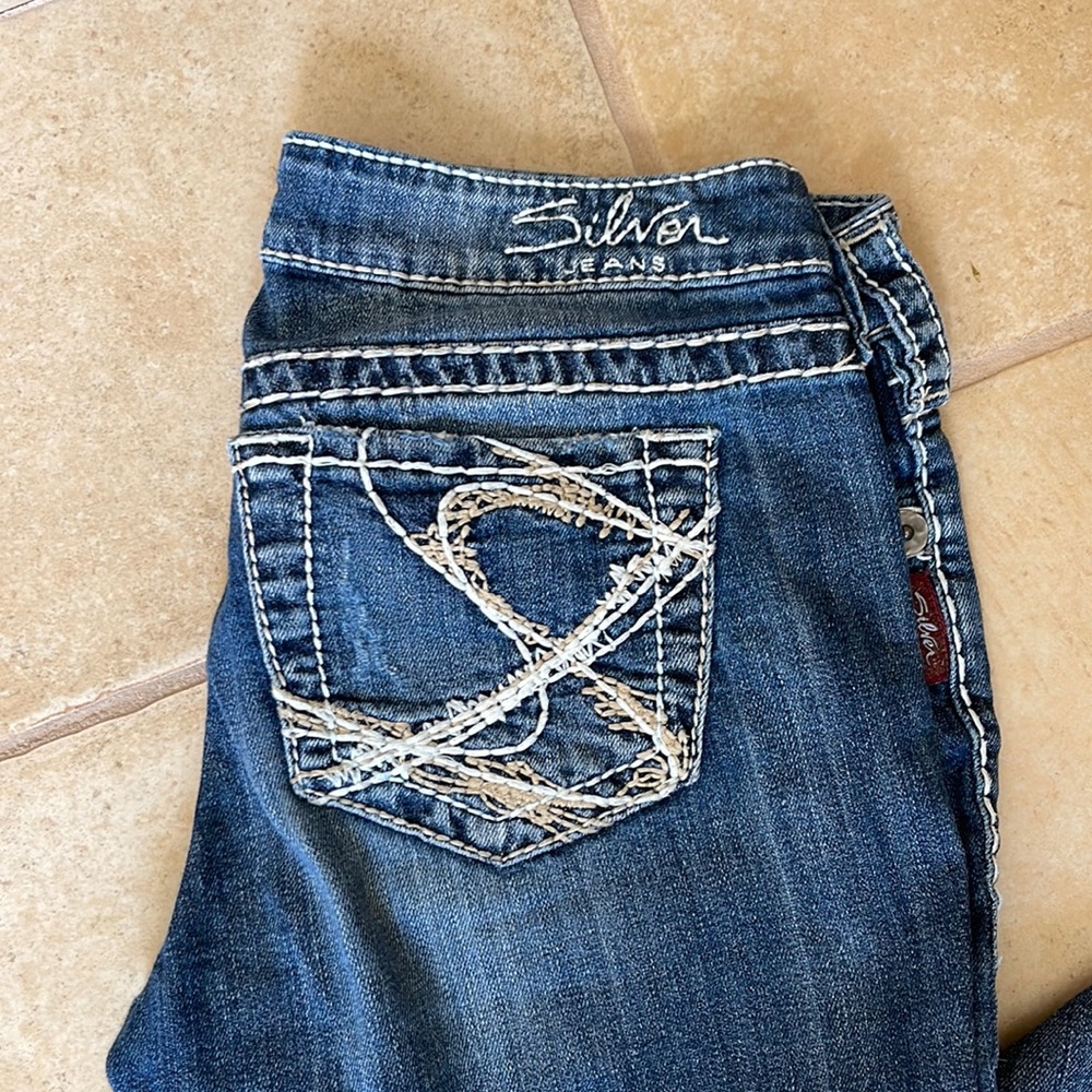 Silver Jeans size 28/33 indigo blue with pretty stitching on bum pockets